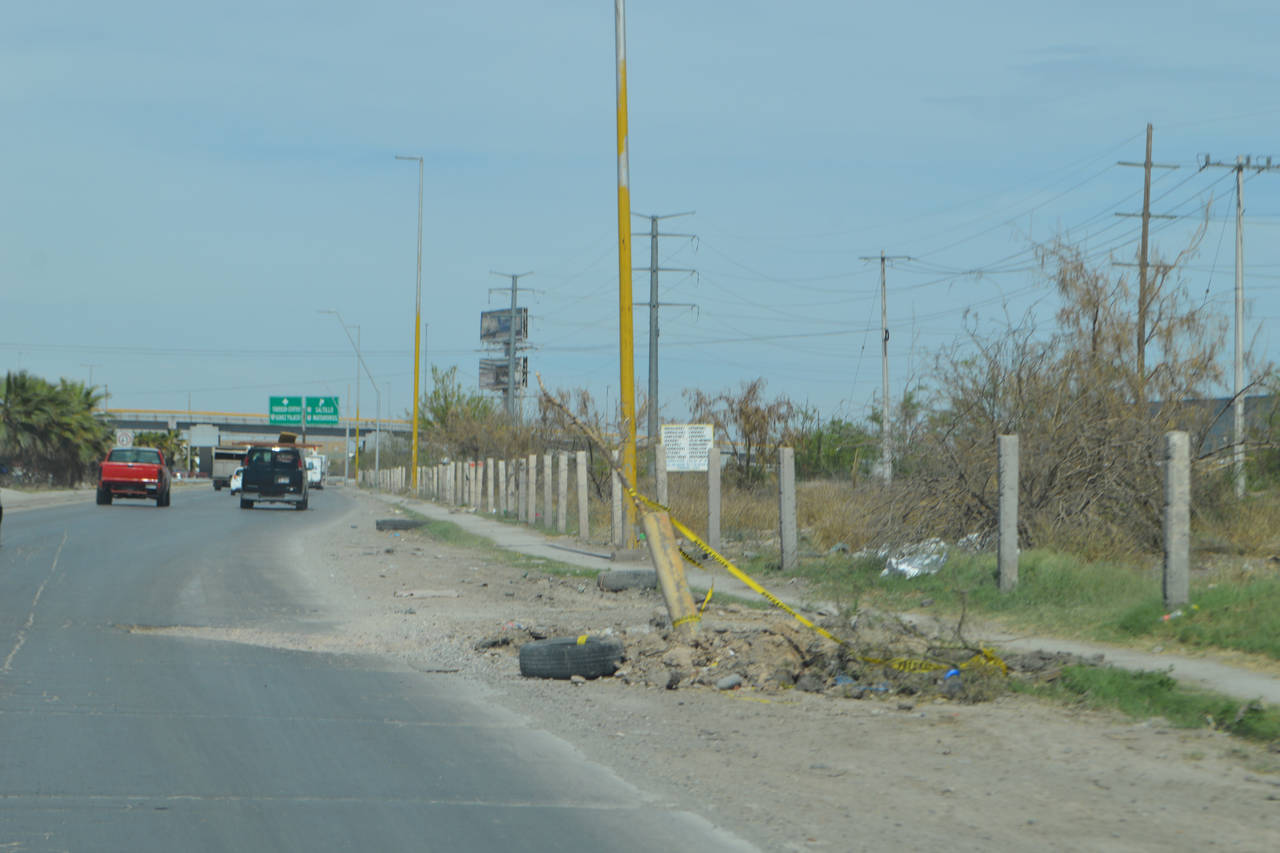 Peligro. Una zanja y un hundimiento ocupan casi dos carriles en la carretera a Mieleras, casi con la Torreón-Matamoros. (ROBERTO ITURRIAGA)