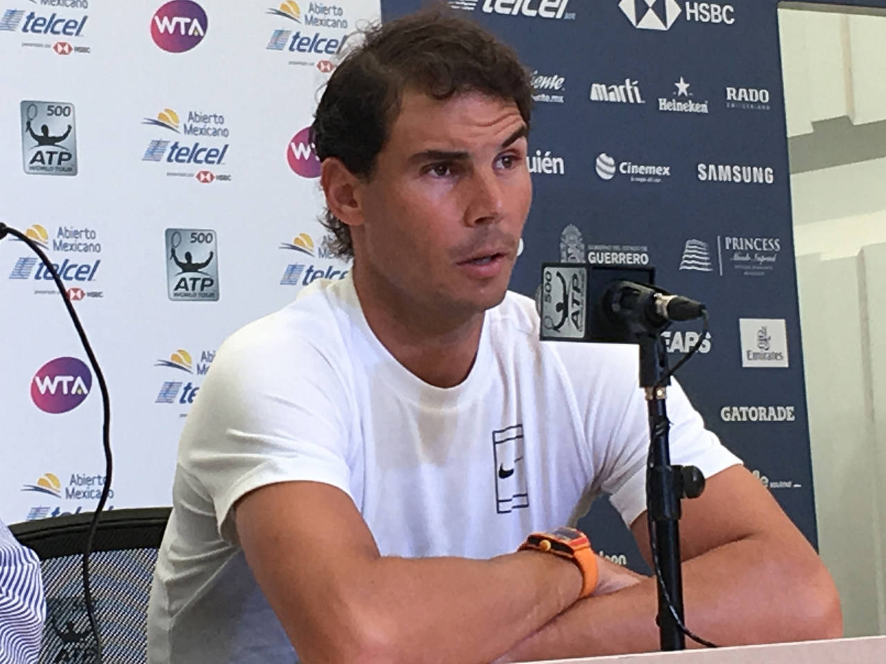 Rafael Nadal dijo en conferencia de prensa que tras el entrenamiento del lunes por la noche sintió un 'pinchazo' en la misma zona que se lesionó en el Abierto de Australia. (Notimex)