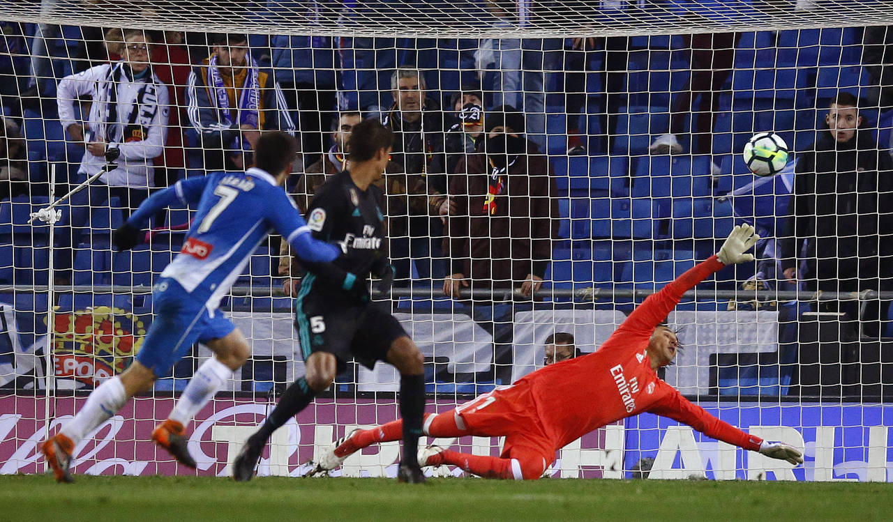 Gerard Moreno llama con fuerza a las puertas de la selección con un gol en el descuento contra el Real Madrid, que dio el triunfo al Espanyol. (AP)
