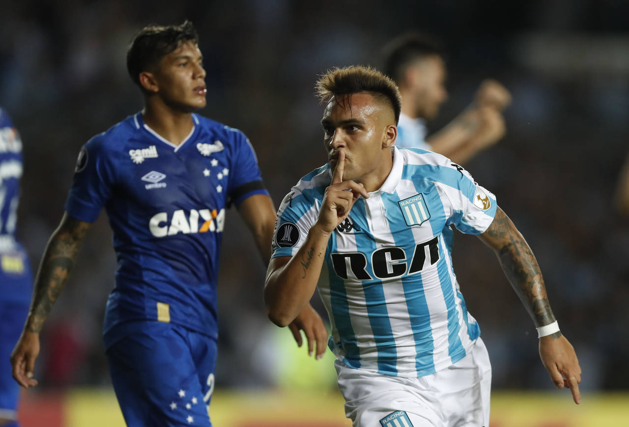 Lautaro Martínez (d), de Racing, celebra luego de anotar un gol contra Cruzeiro, durante un partido de la Copa Libertadores que se jugó en el estadio Presidente Perón, en Buenos Aires. (EFE)   
