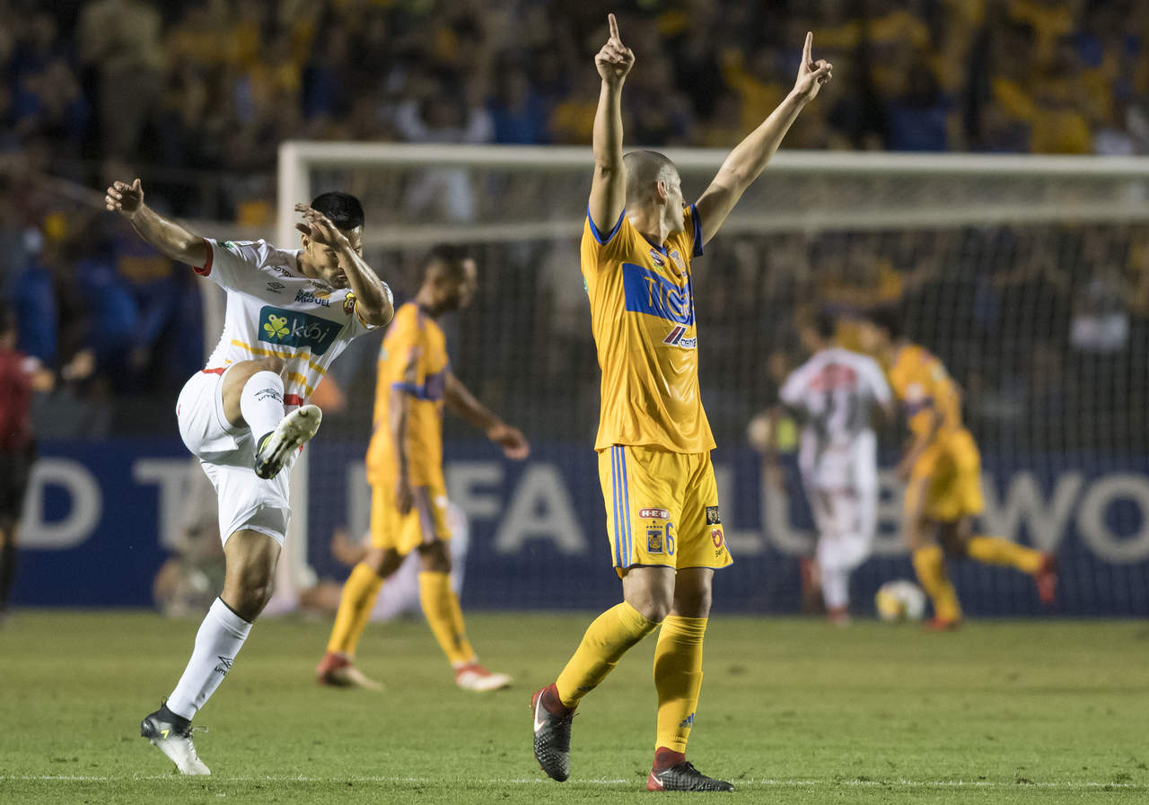 
Jorge Torres Nilo, del Tigres, en festejo durante el juego de vuelta de los octavos de final del Torneo de Campeones Concacaf 2018 en el Estadio Universitario. (EFE)