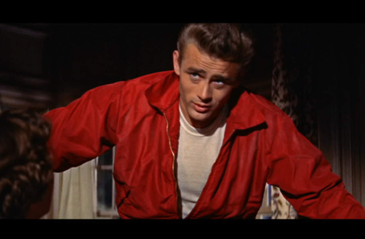 La chaqueta roja de nailon original que el mítico actor James Dean lució en la película 'Rebelde sin causa'. (ESPECIAL)