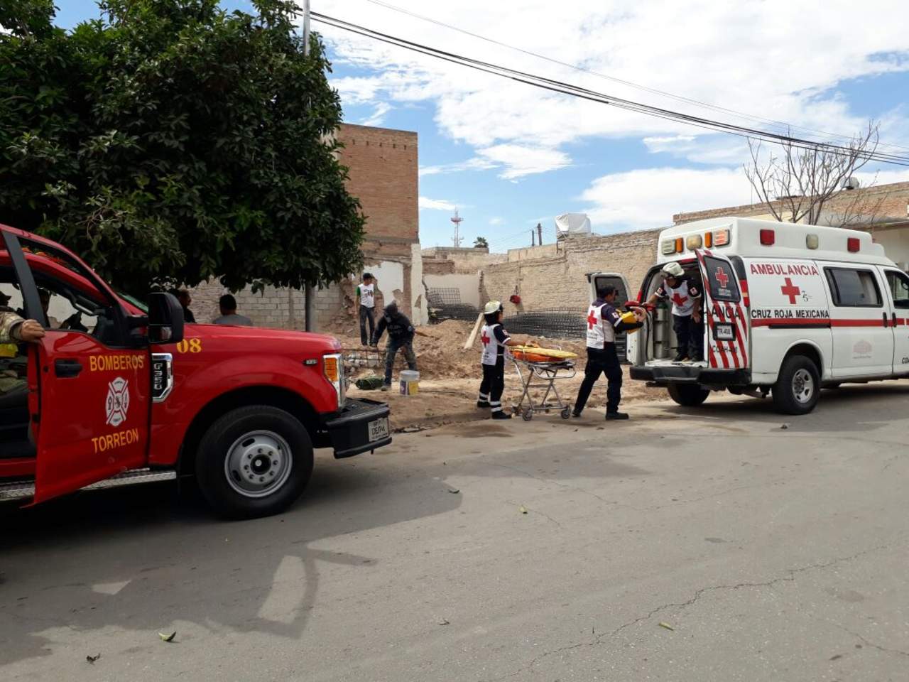 Paramédicos de la Cruz Roja fueron los primeros en llegar al sitio para auxiliar al lesionado, el cuál fue identificado como José Armando, de 47 años de edad. (EL SIGLO DE TORREÓN)