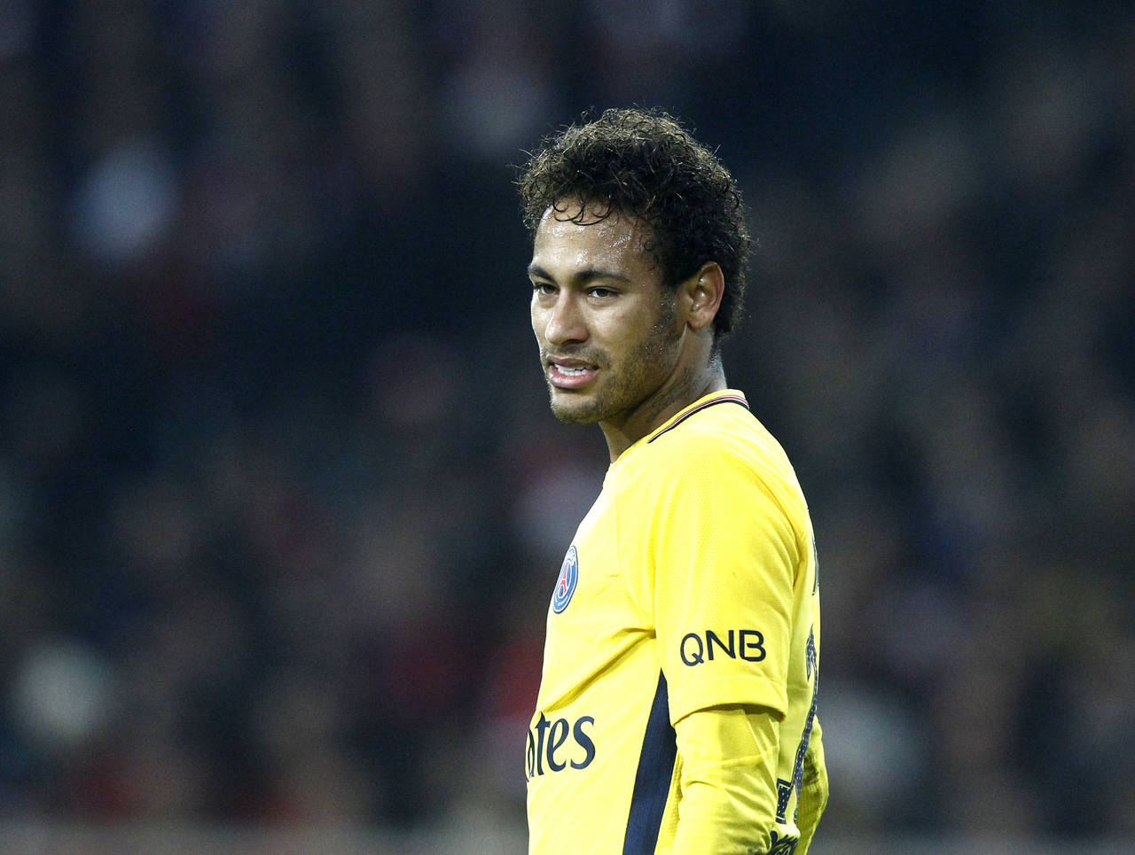 Neymar Jr. tendrá que ir al quirófano por la fisura que tiene en el quinto metatarso. (Archivo)