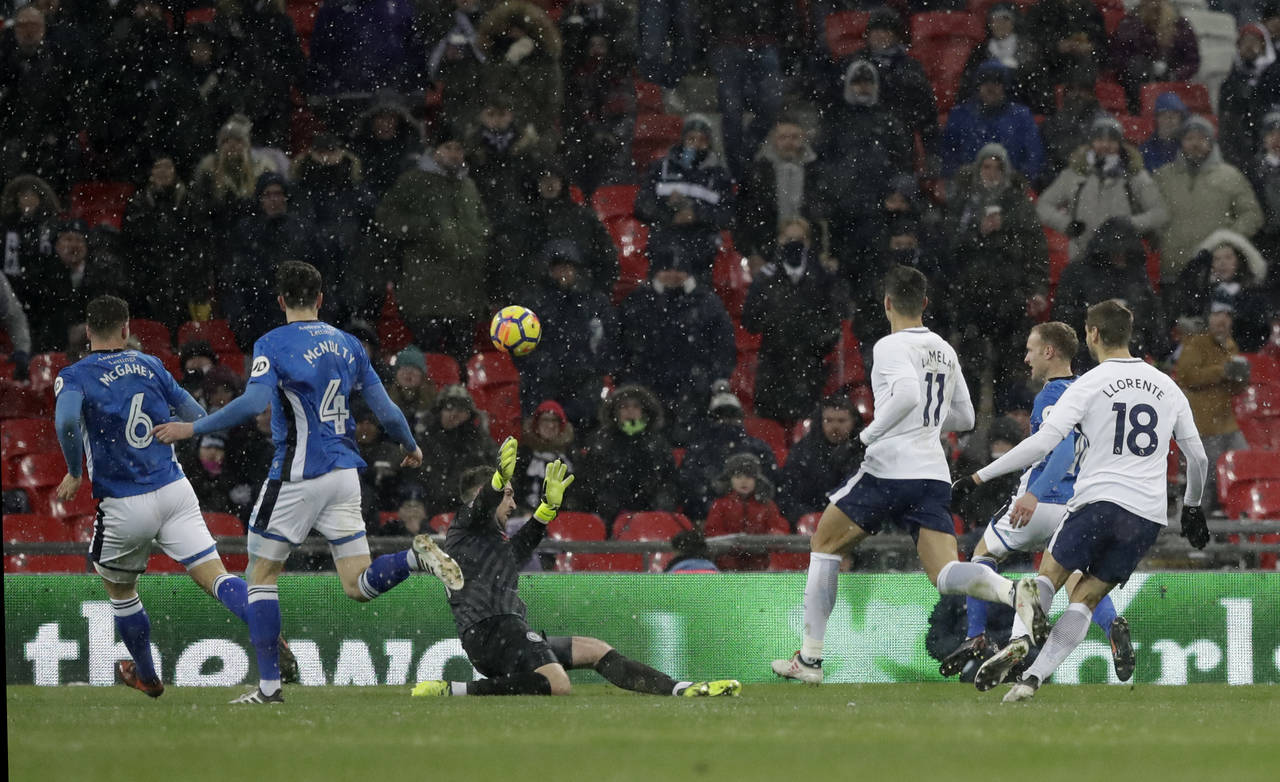 Fernando Llorente (d) supera al arquero rival para marcar el segundo gol del Tottenham, que con tres tantos del español goleó 6-1 al Rochdale. (AP)