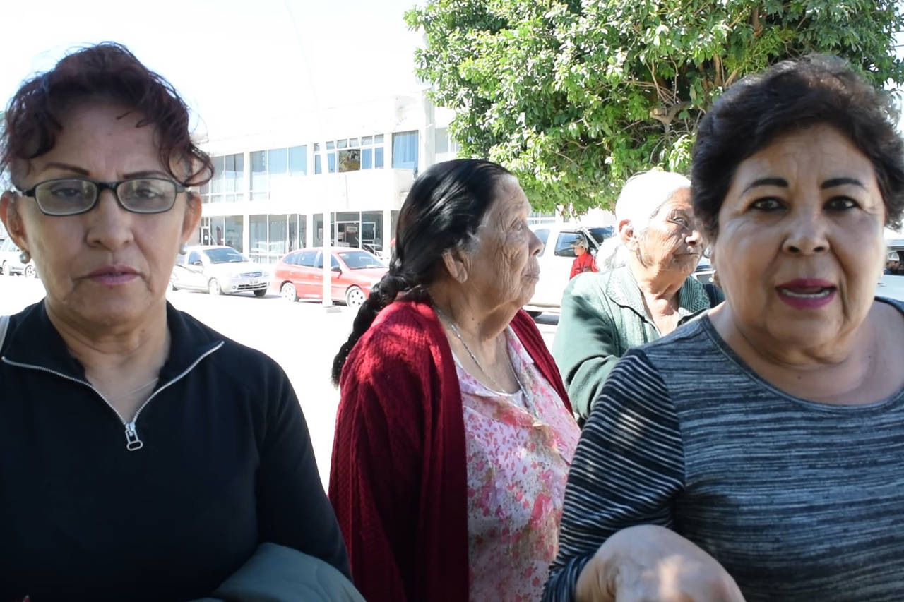 Audiencia. Las mujeres volvieron a ir a la presidencia municipal para hablar con el alcalde. (EL SIGLO DE TORREÓN/MARY VÁZQUEZ)