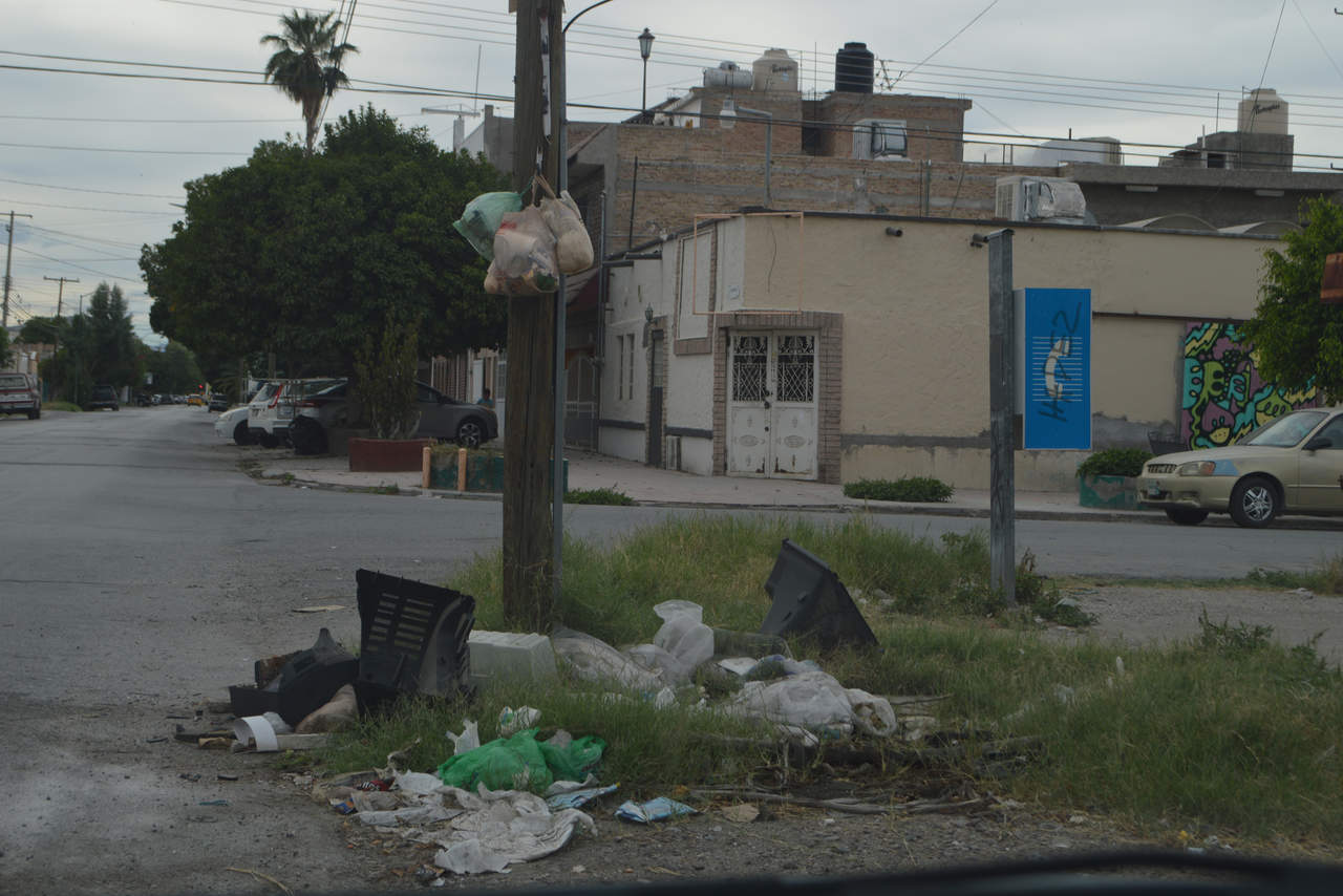 Esquinas con basura. En la avenida Corregidora y Donato Guerra se dejan bolsas con basura que algunas veces son destrozadas por los perros y gatos, dejando un ambiente lleno de suciedad.