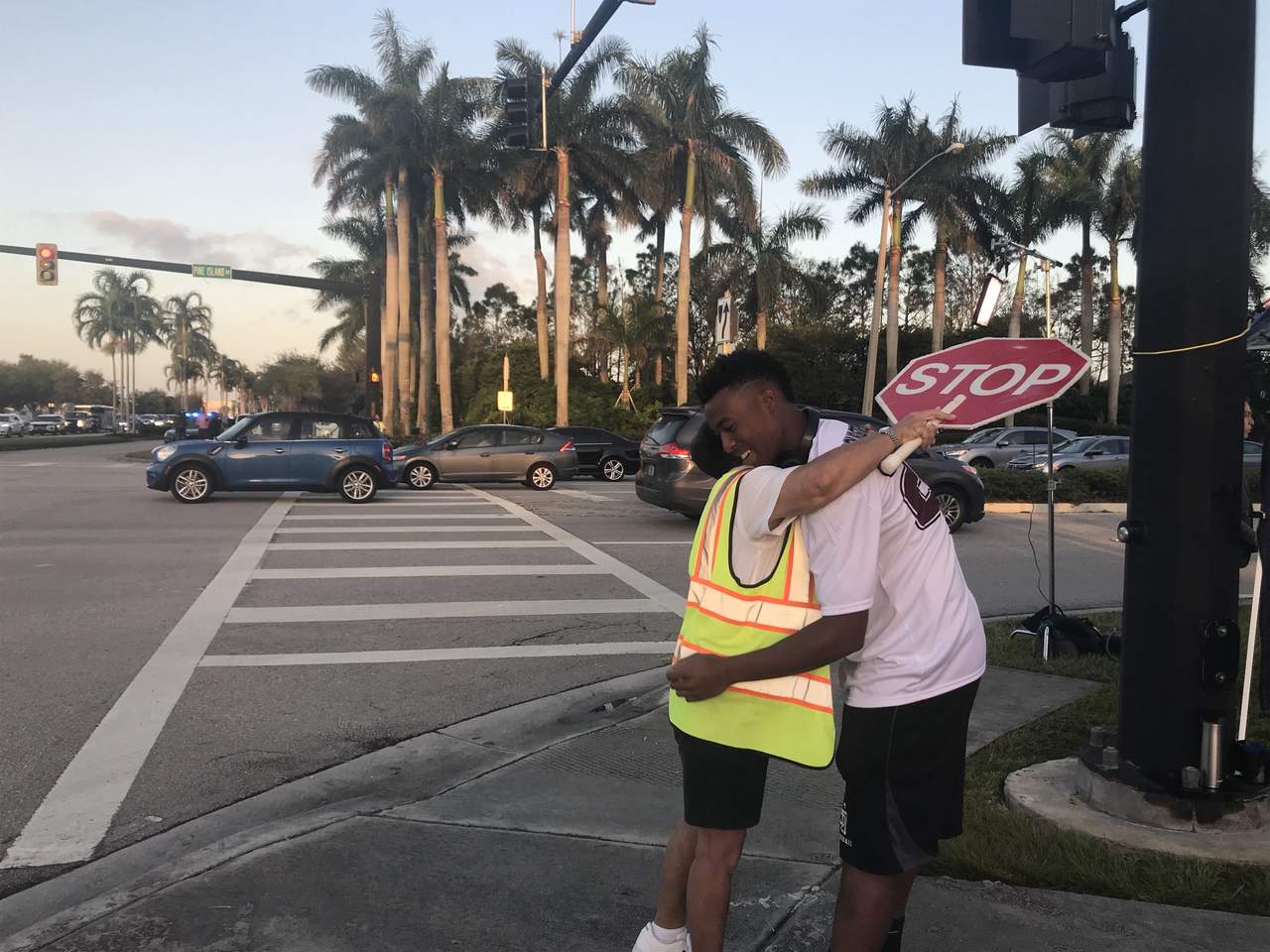 Amistad. Un estudiante de Marjory Stoneman Douglas recibió el abrazo de la persona que controla el tráfico cerca de la escuela. (AP)