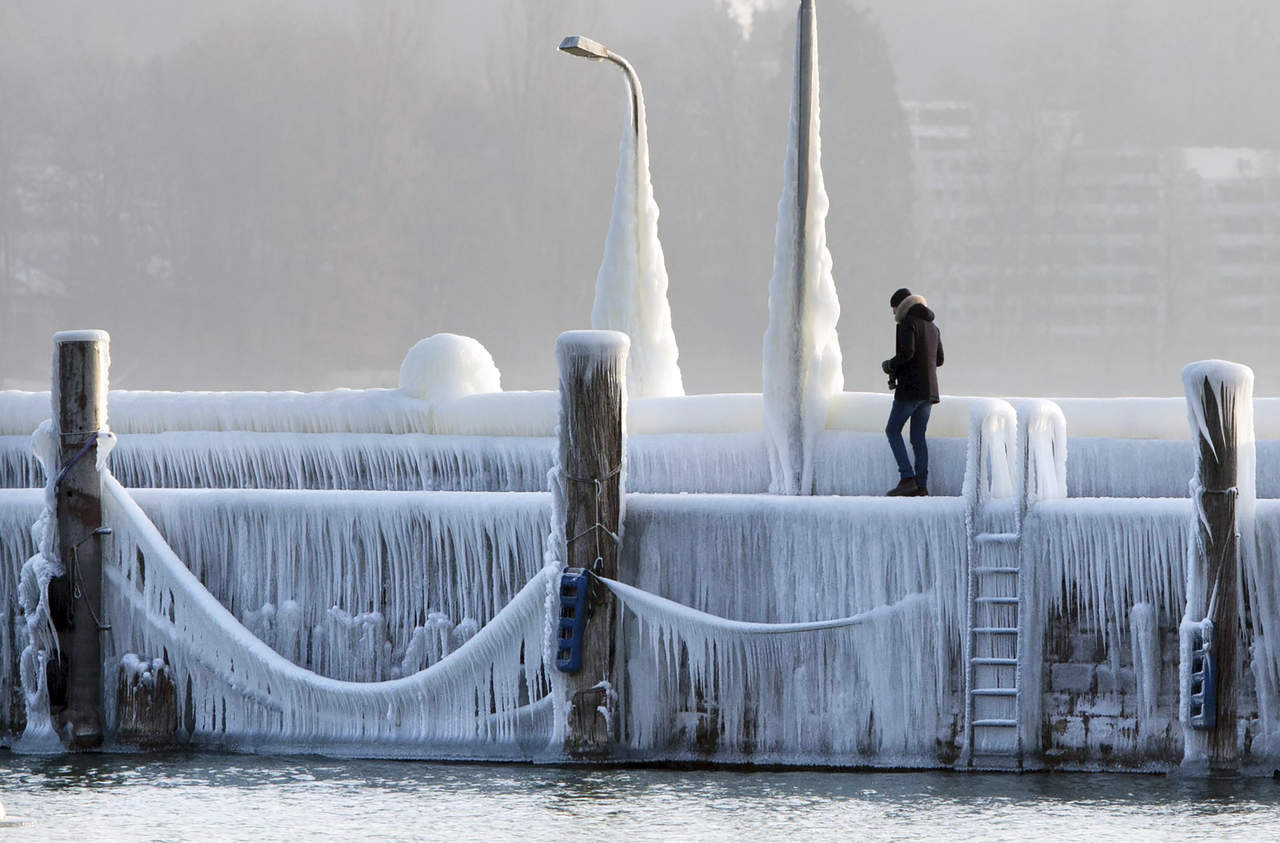 Hielo. Se congeló el muelle en el lago Constanza, en Alemania. (AP)