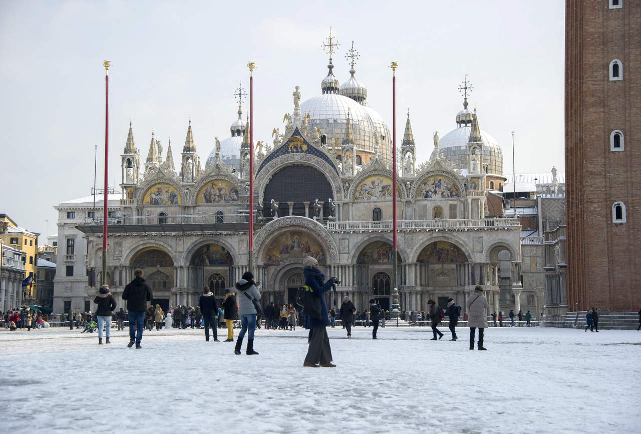 Sorpresa. En Venecia, los turistas aprovecharon el clima. (AP)