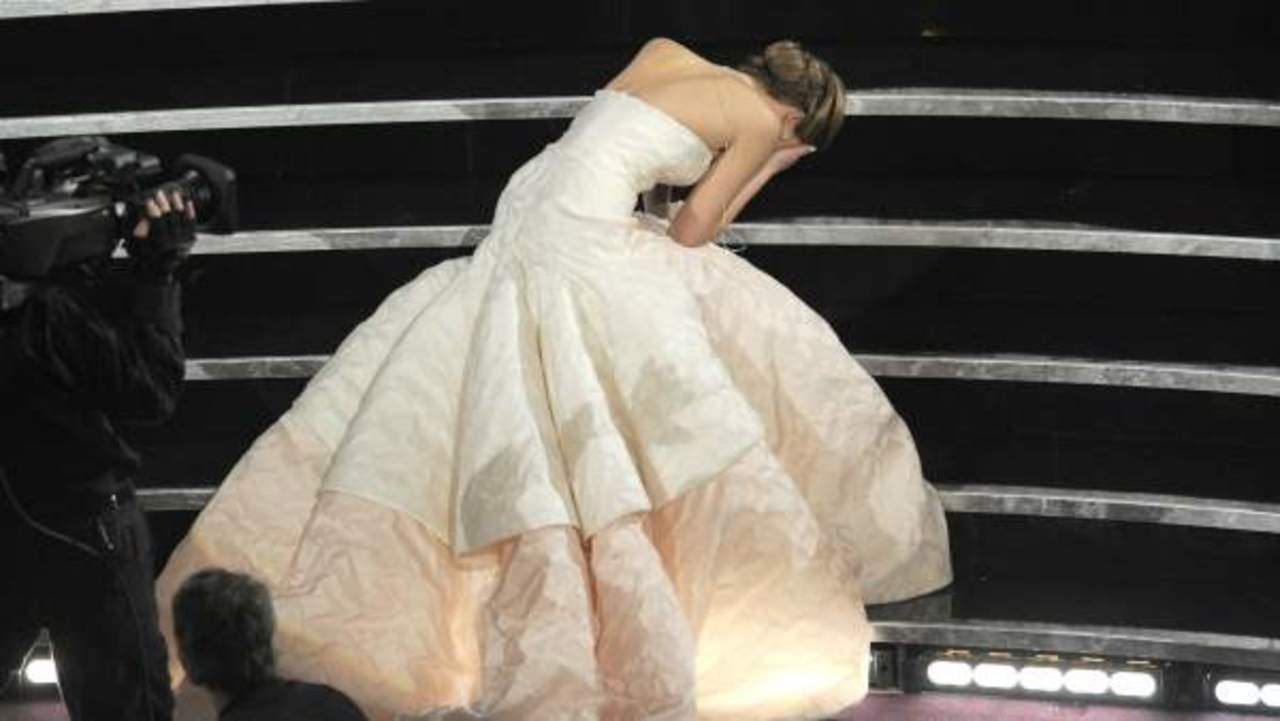 Jennifer Lawrence se cayó al subir por su galardón. (ESPECIAL) 