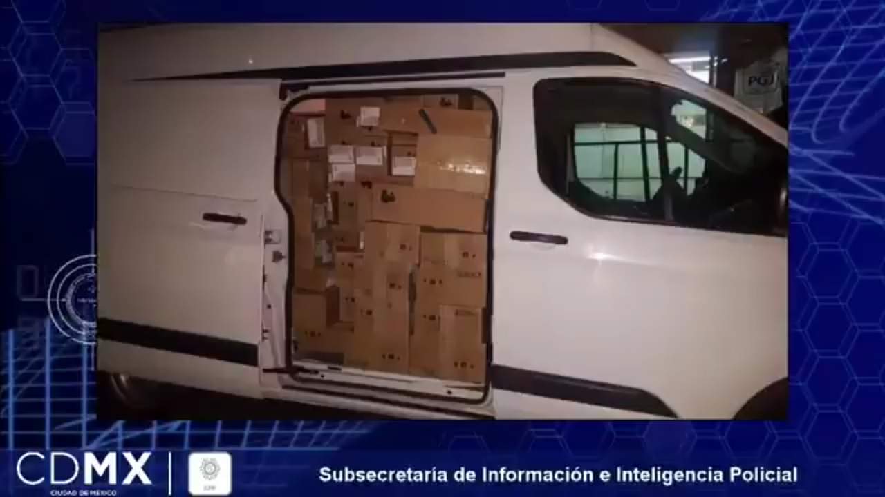 Después de un operativo de revisión de vehículos en la colonia Morelos fue detenido un hombre que transportaba dos mil 780 celulares de marca iPhone, que aparentemente fueron robados en días anteriores de una tienda en Puebla. (ESPECIAL)