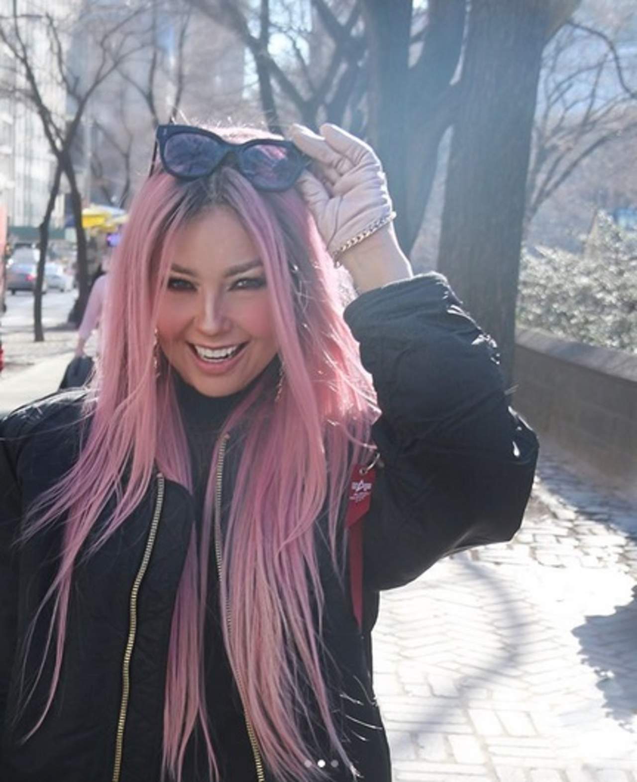 La cantante mexicana sorprende a sus seguidores con una peluca en color rosa, muy al estilo de Kim Kardashian. (ESPECIAL)