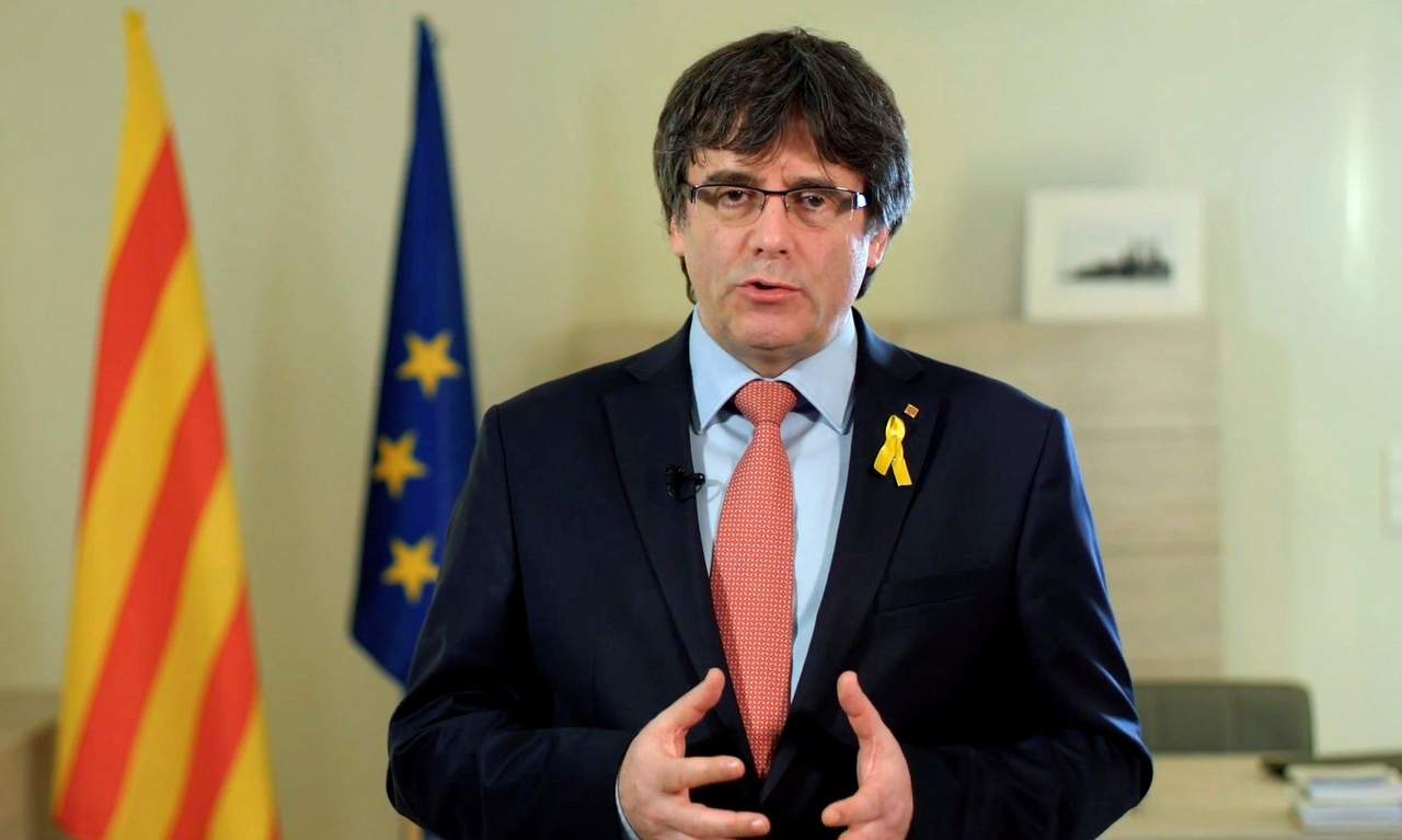 Puigdemont dirigió un mensaje en el que justifica su decisión en que pretende favorecer que las instituciones catalanas sean 'restituidas' a los ciudadanos. (EFE)