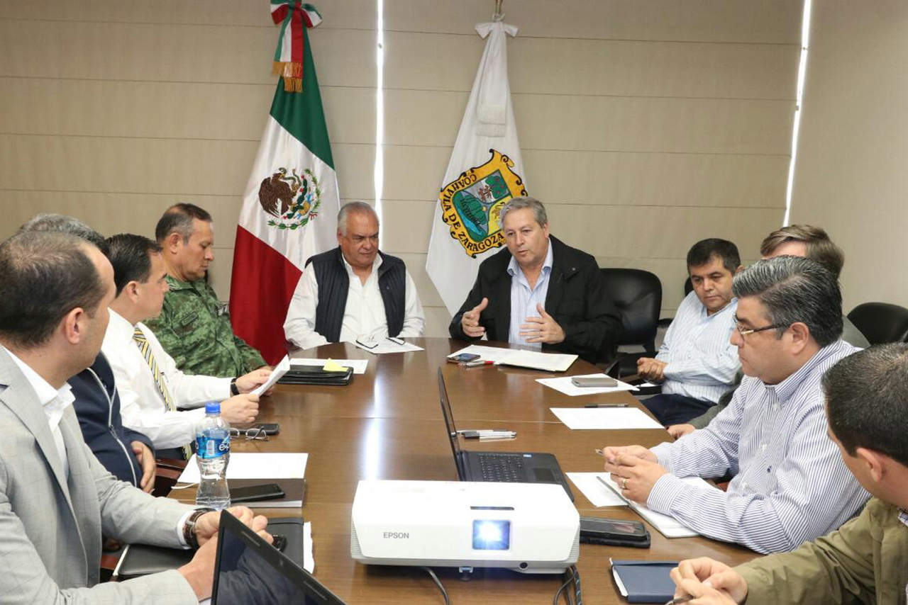 El secretario de Gobierno de Coahuila, José María Fraustro Siller y Adrián Alanís Quiñones, secretario de Gobierno de Durango, acompañados del general Arturo Coronel tuvieron el primer encuentro para definir las líneas de trabajo. (ESPECIAL) 