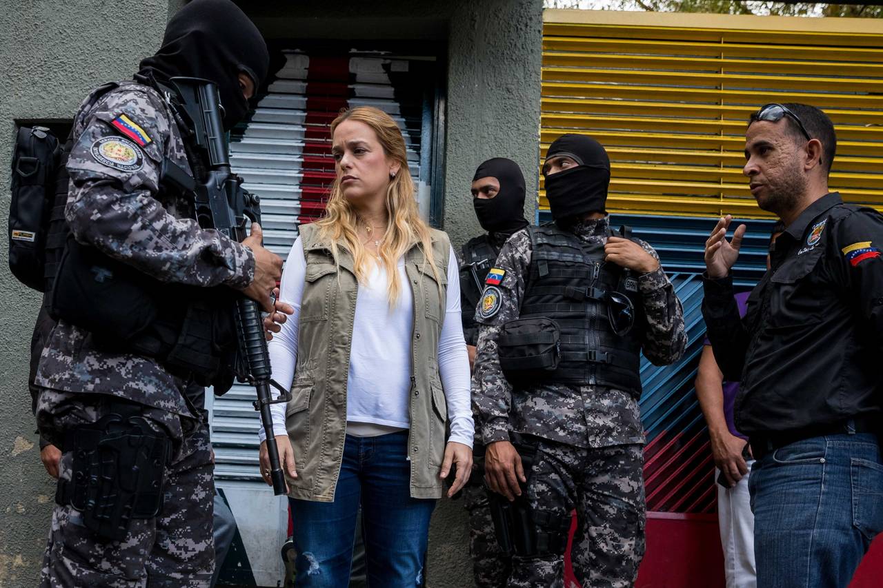 En vivienda. Policía política de Venezuela ingresó a la casa de Leopoldo López y Lilián Tintori portando armas de fuego. (EFE)