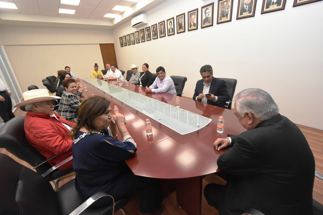 Apoyo. La alcaldesa Ma. Luisa González Achem, externó la situación al secretario de Gobierno. (EL SIGLO DE TORREÓN)