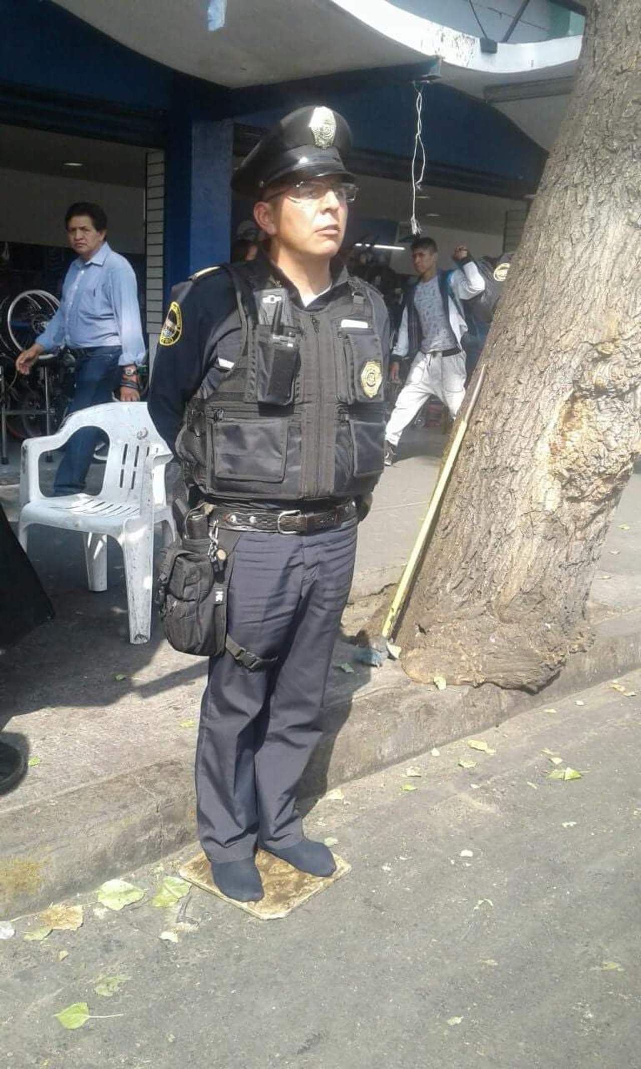 En menos de dos horas una fotografía de un comandante de la Secretaría de Seguridad Pública capitanía se hizo popular en las redes sociales, pues aparecía descalzo sobre la calle San Pablo en el Centro Histórico. (TWITTER)