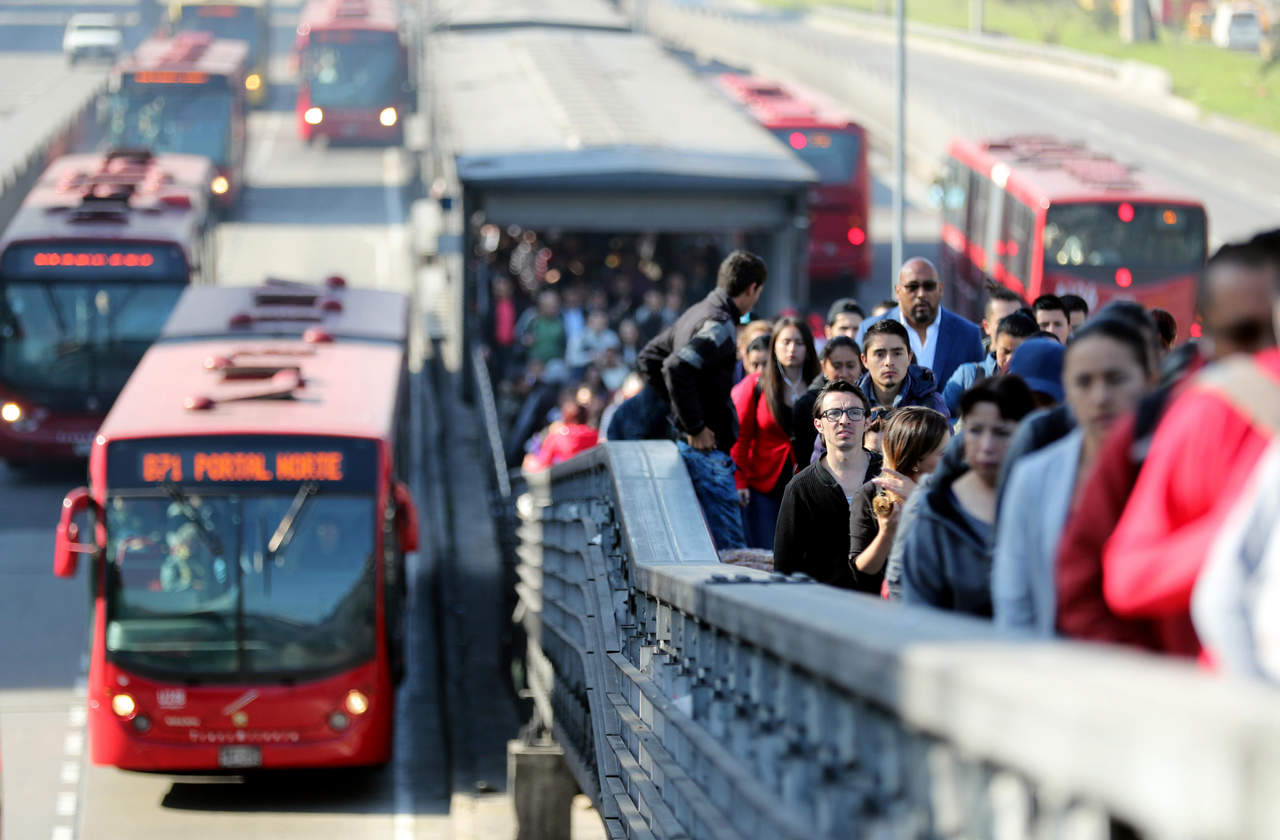 En América Latina el transporte público sufre las mismas frenadas y aceleradas que padece la región en casi todos los otros ámbitos, con progresos y estancamientos que repercuten en la calidad de vida de sus habitantes. (EFE)
