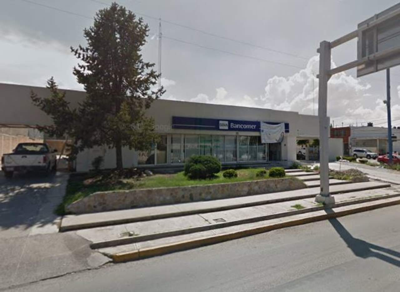 El asalto se presentó en el estacionamiento del banco ubicado sobre el periférico Luis Echeverría Álvarez y la calzada Hidalgo. (ESPECIAL)