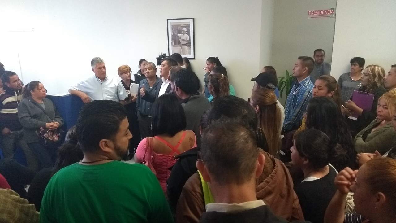 Extrabajadores involucrados en el conflicto que se generó en la empresa OMJC acudieron a la Junta Local de Conciliación y Arbitraje de Gómez Palacio. (EL SIGLO DE TORREÓN)