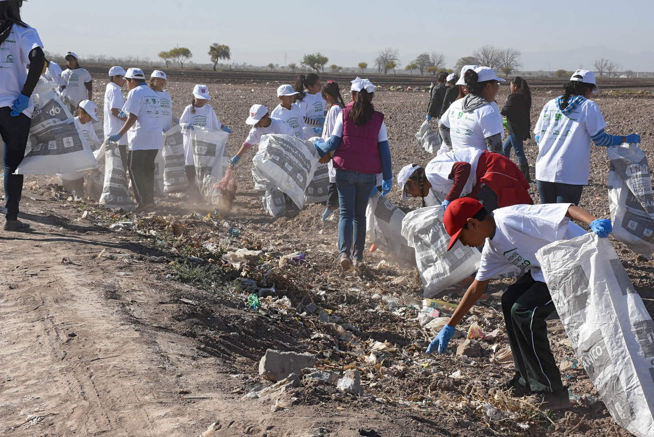 La actividad fue parte de la campaña Limpiemos Nuestro México, a través de la cual se entregaron gorras, costales, guantes y playeras para que los ciudadanos llevaran a cabo la labor. (EL SIGLO DE TORREÓN)