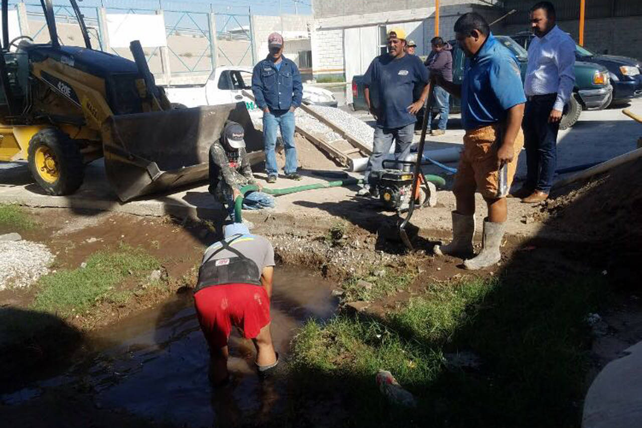 Reparación. De inmediato el personal del Simas realizó los trabajos necesarios para restablecer el servicio de agua. (EL SIGLO DE TORREÓN)