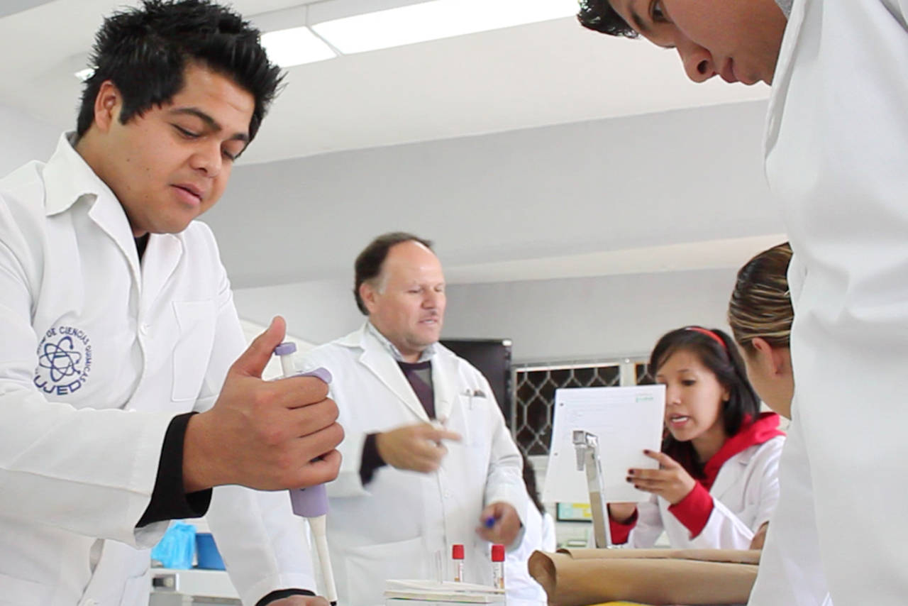 Escenarios reales. La Facultad de Ciencias Químicas permite a los jóvenes adentrarse al mundo laboral antes de egresar. (EL SIGLO DE TORREÓN)