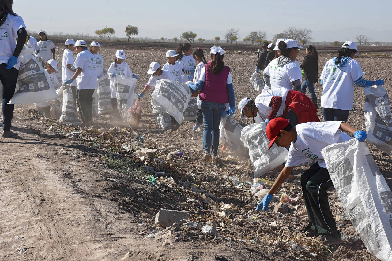 Campaña. La actividad en San Felipe fue parte de la campaña Limpiemos Nuestro México, a cargo del IMEPA. (EL SIGLO DE TORREÓN)