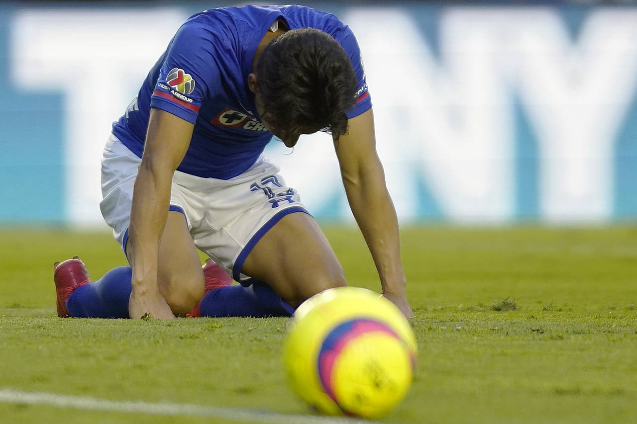 Ángel Mena, del Cruz Azul, en lamento durante el juego de la jornada 10.