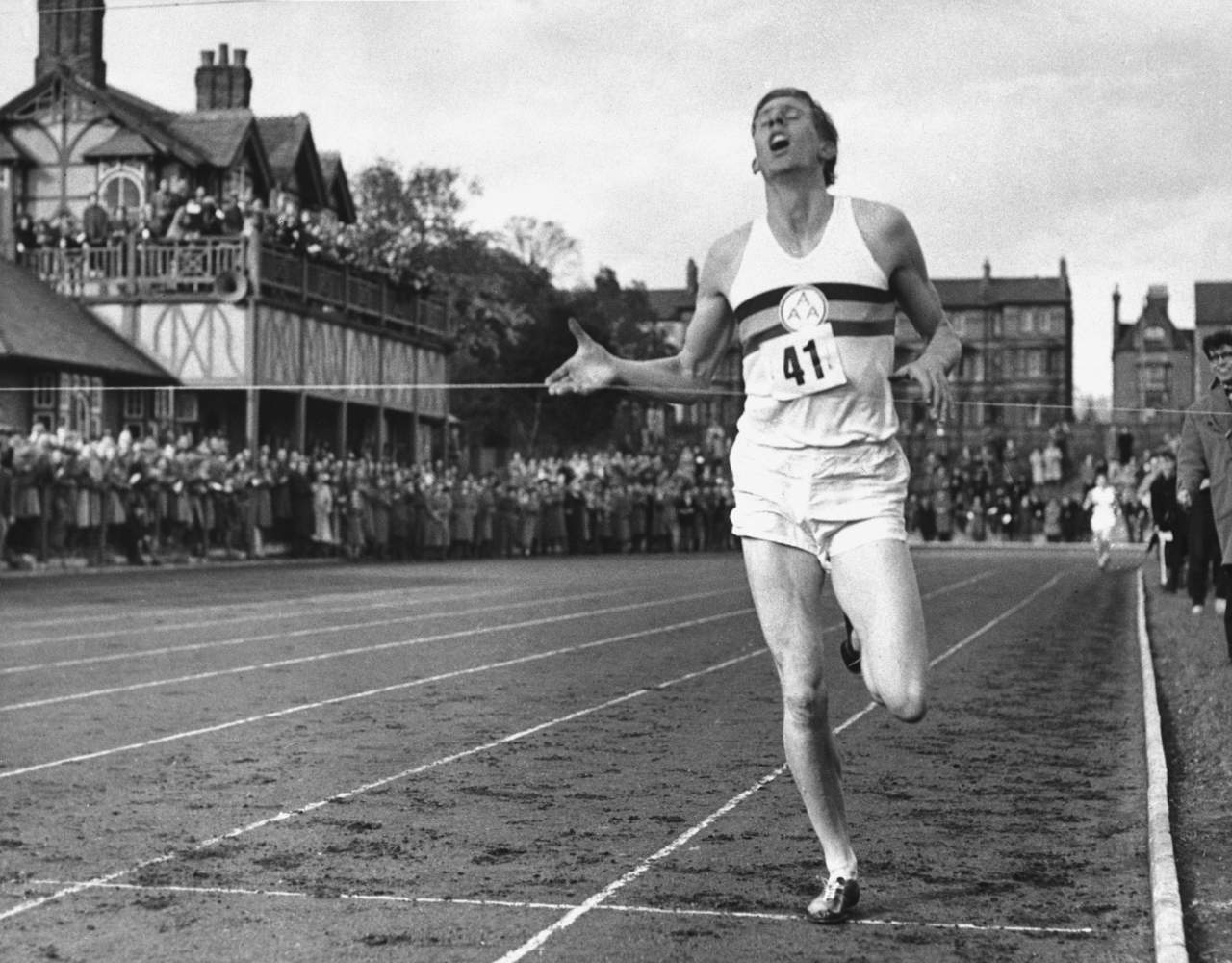 Roger Bannister fue el primer corredor en romper la barrera de los 4 minutos en la milla. (Archivo)