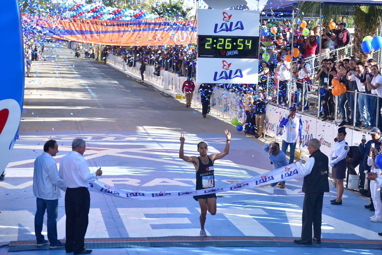 El corredor Daniel Ortiz, originario de Torreón, logró un tiempo ayer de 2 horas, 26 minutos y 54 segundos para revalidar como campeón varonil en el Maratón Lala. (Fotografía de Ernesto Ramírez)