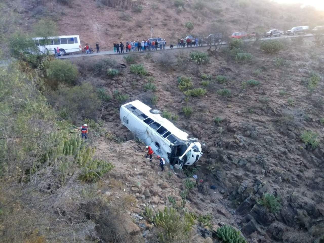 Un camión privado de transporte de personal cayó a un barranco en la carretera que conduce a la comunidad de Texas, en el municipio de Villa de Zaragoza. (TWITTER)