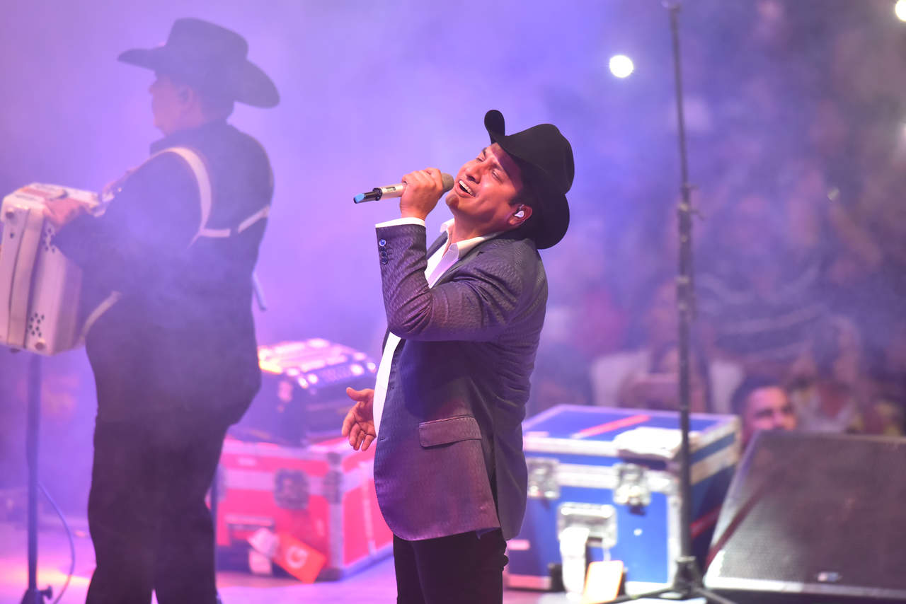 El cantante abarrotó el Coliseo Centenario al reunir a ocho mil 200 laguneros. (EL SIGLO DE TORREÓN/ Ernesto Ramírez)