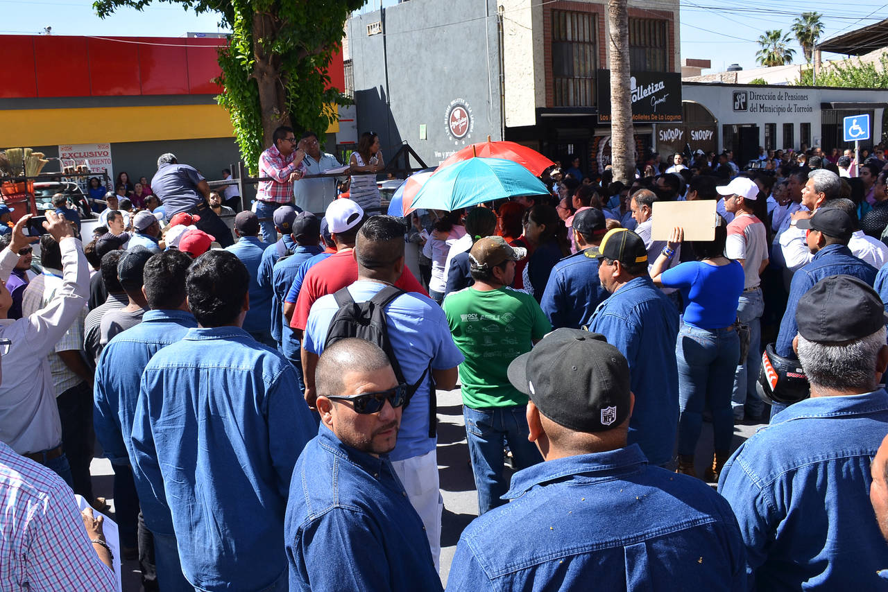 Unidos. Los dos sindicatos del Municipio se juntaron para protestar contra el alcalde por 'entrometerse' en proceso electoral. (FERNANDO COMPEÁN)