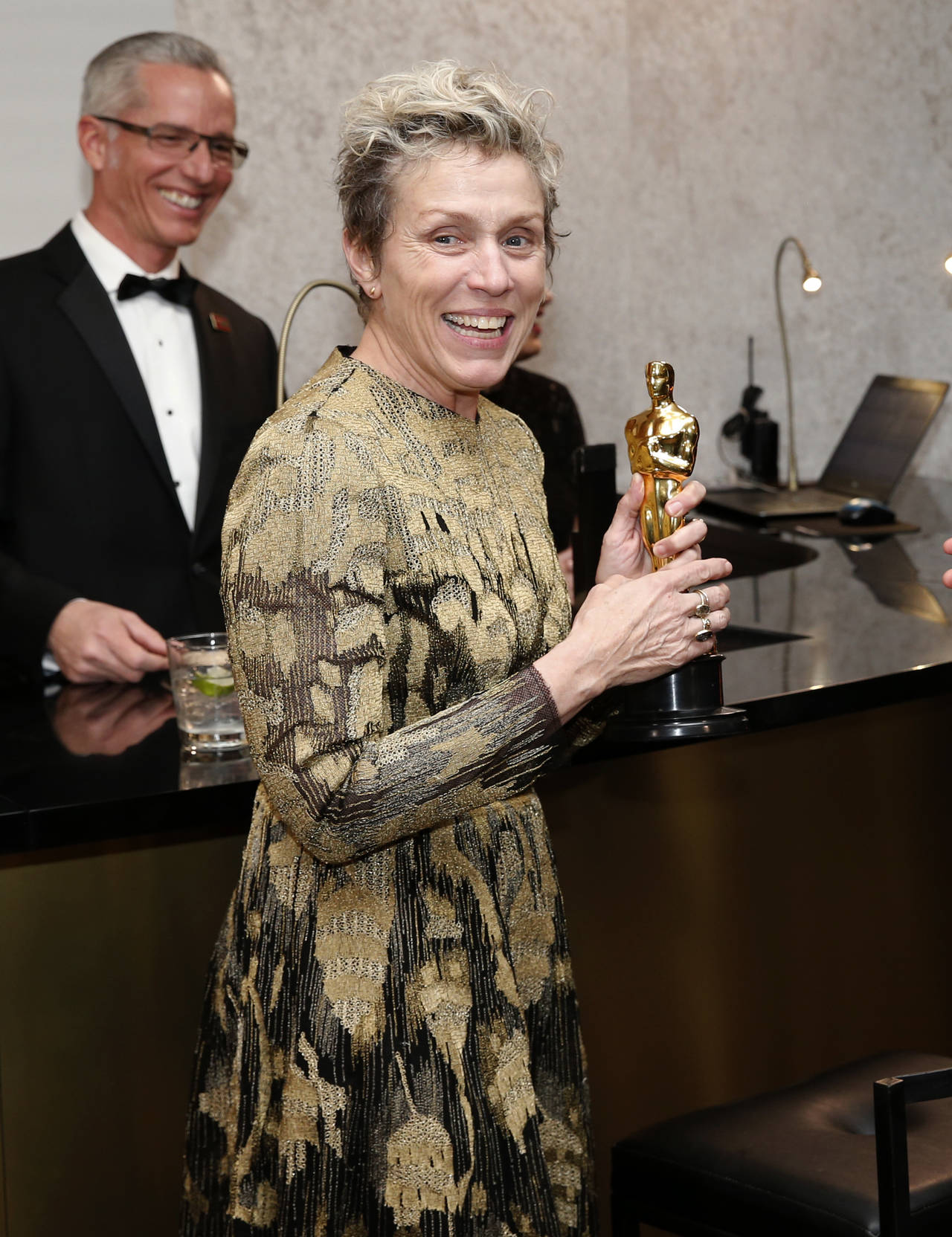  Un hombre fue arrestado y está acusado de robar la estatuilla de los Oscar de Frances McDormand tras los Premios de la Academia el domingo por la noche. (ARCHIVO)
