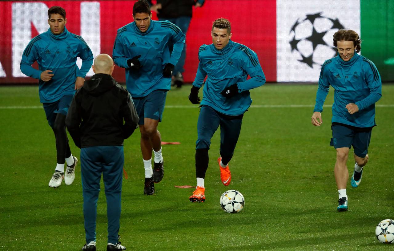 Los jugadores del Real Madrid, el delantero portugués Cristiano Ronaldo (2-d), el defensa marroquí Achraf Hakimi (i), el defensa francés Raphael Varane (2-i) y el medio croata Luka Modric en el entrenamiento de ayer. (EFE)