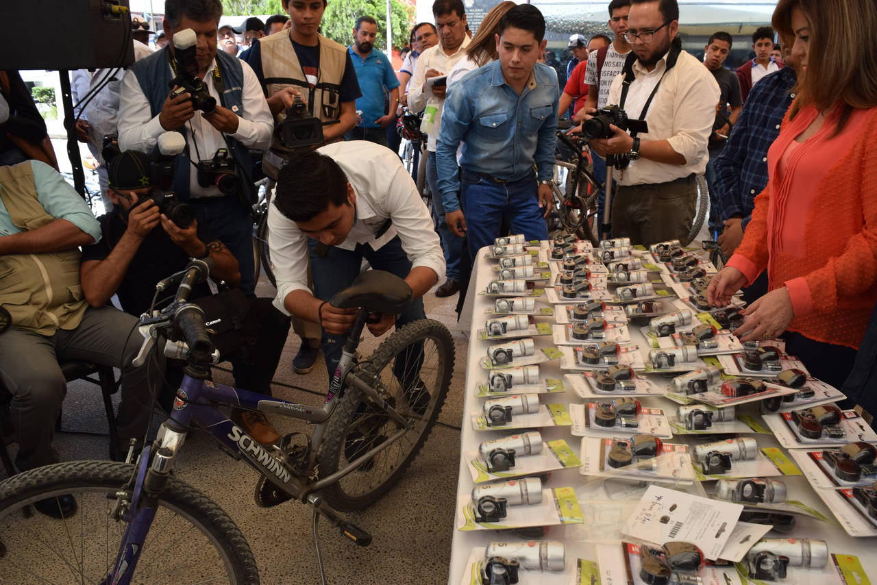Faros. El Municipio de Gómez Palacio inició la entrega de mil dispositivos luminosos para las bicicletas de trabajadores. (EL SIGLO DE TORREÓN)