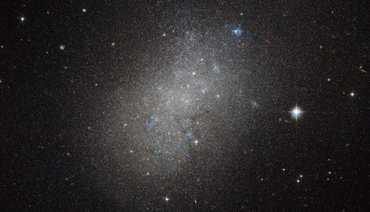 Hubble capta imagen de galaxia irregular enana