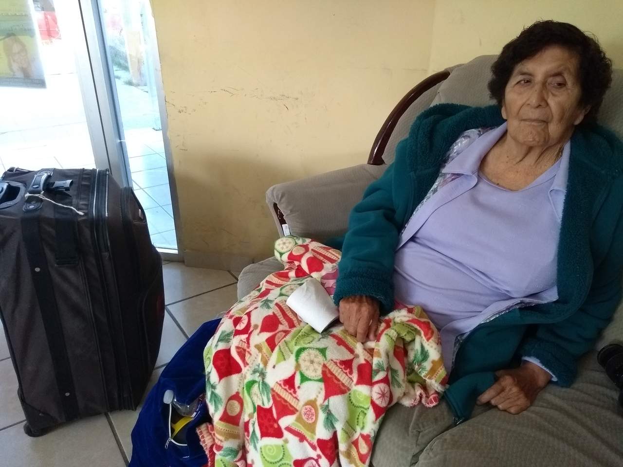 Doña Francisca vive en Del Río, Texas, y arribó está mañana a Matamoros para buscar a su familia, pues la última vez que los visitó, fue hace 30 años. (EL SIGLO DE TORREÓN)
