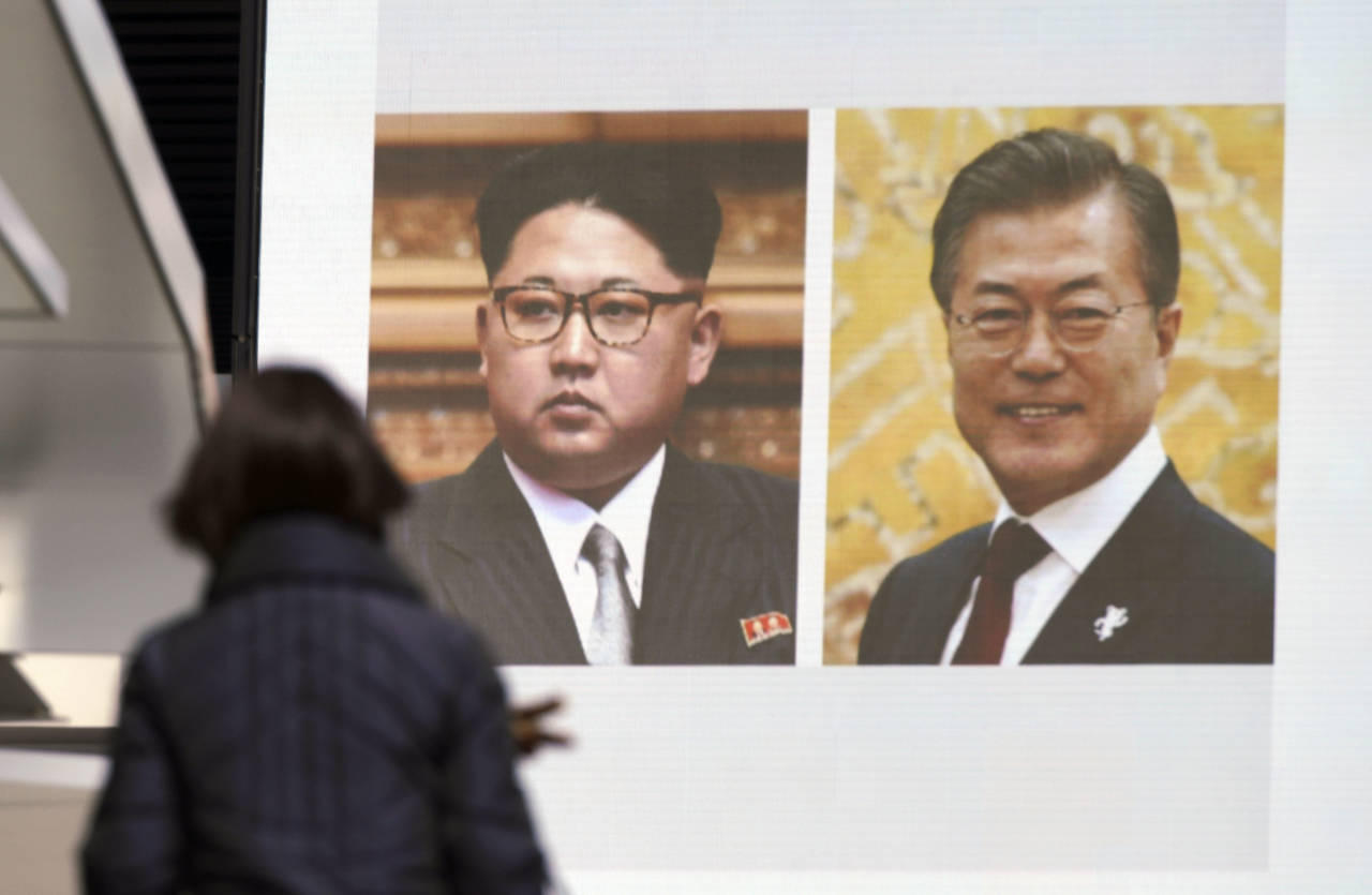 Encuentro. La cumbre entre el presidente Kim Jong-un y Moon Jae-in se celebrará a finales del mes próximo. (AP)