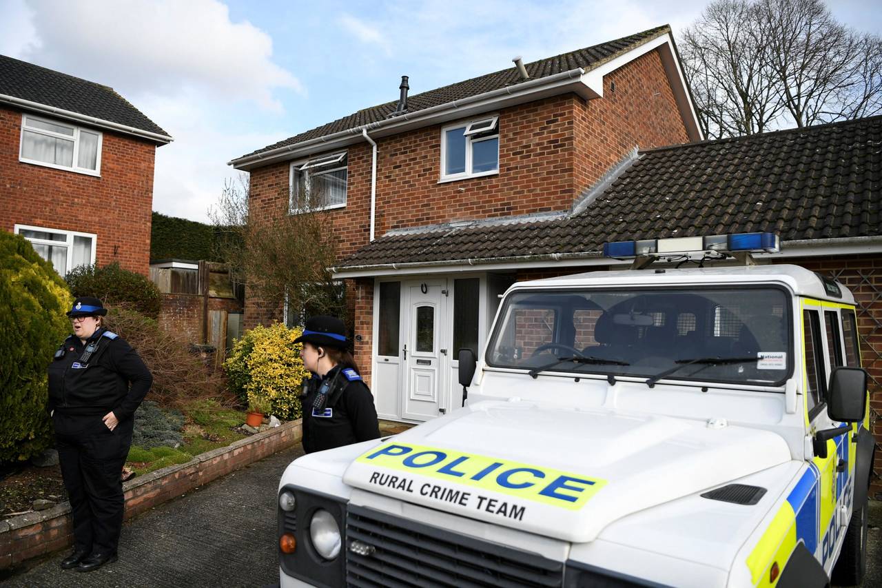 Agentes de policía británicos permanecen en guardia a la entrada de una vivienda, considerada el domicilio del exespía ruso Sergei Skripa, en Salisbury, Reino Unido. (EFE)