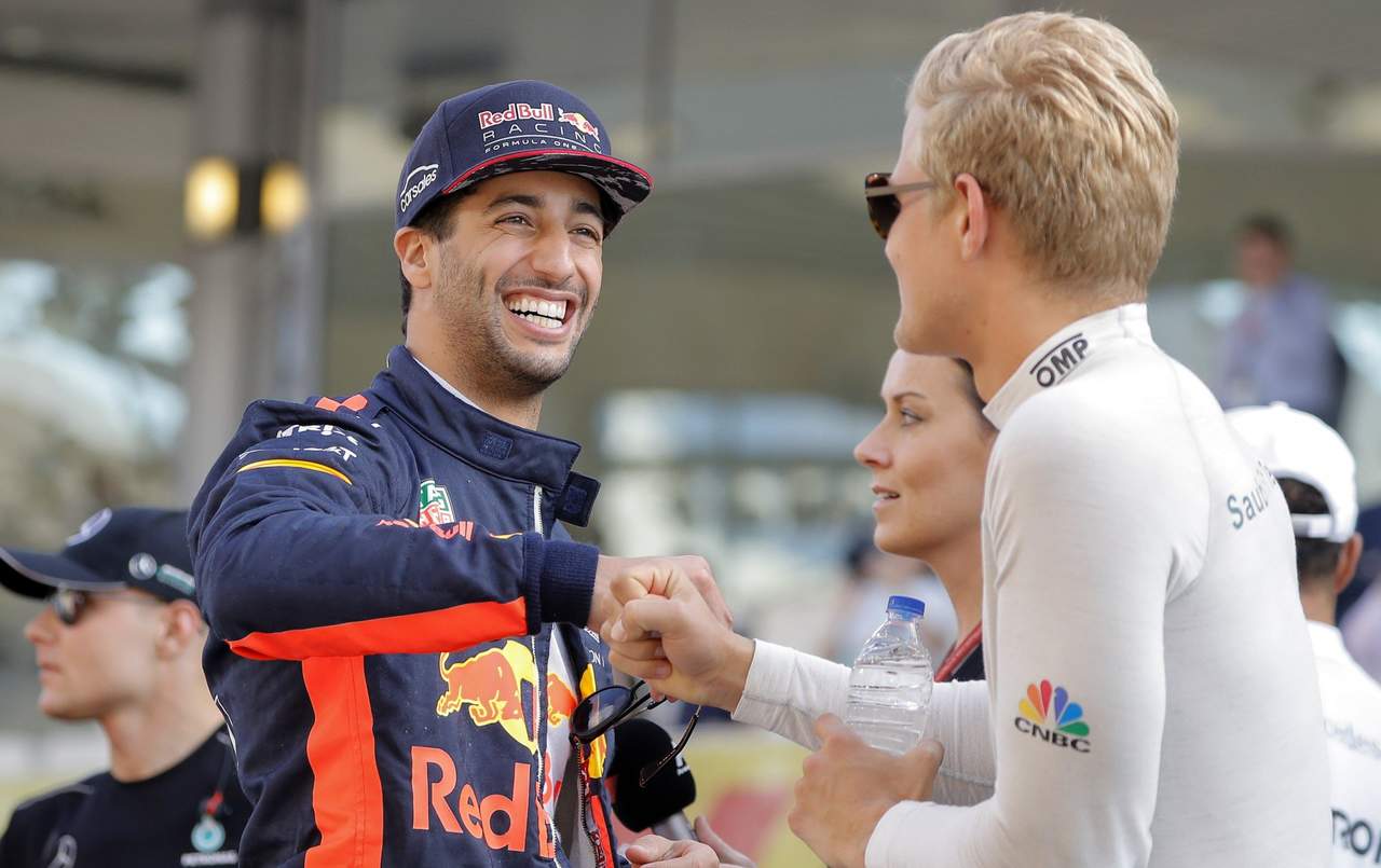 El piloto de Red Bull Daniel Ricciardo (i) fue el más veloz con un minuto, 18,047 segundos sobre neumáticos hipersuaves. (ARCHIVO)