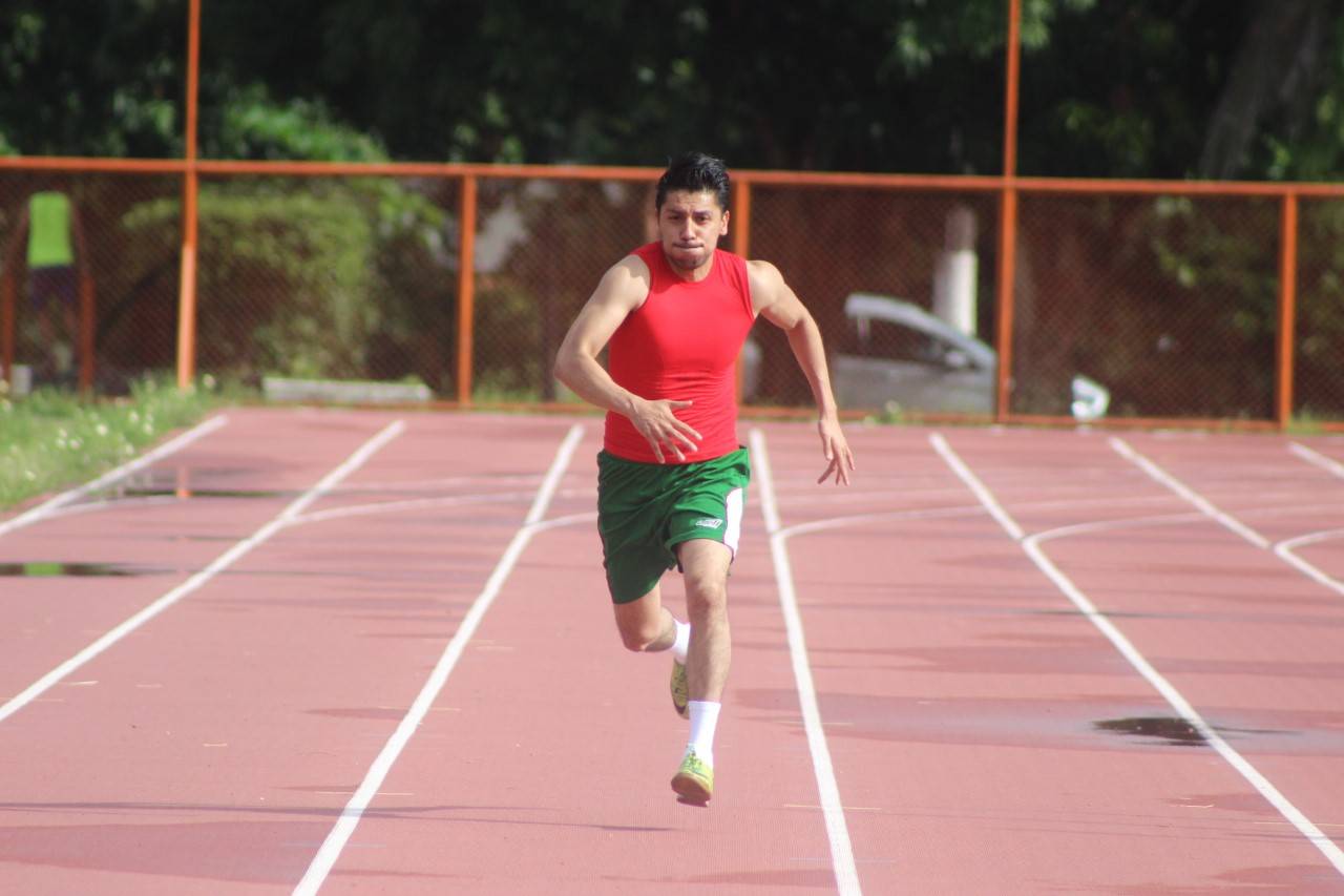 El zacatecano Óscar Huitrado, se agenció el Oro en la prueba de los 50 metros planos en la categoría de 25-35 años. (Cortesía Femecrode)   