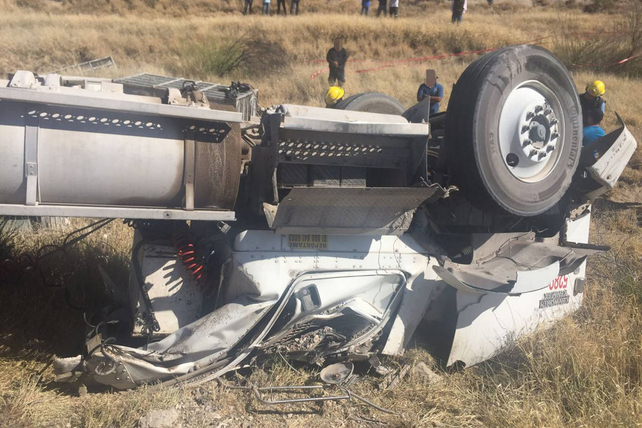 Percance. Muere trailero prensado al sufrir volcadura en la carretera Bermejillo-Mapimí. (EL SIGLO DE TORREÓN) 