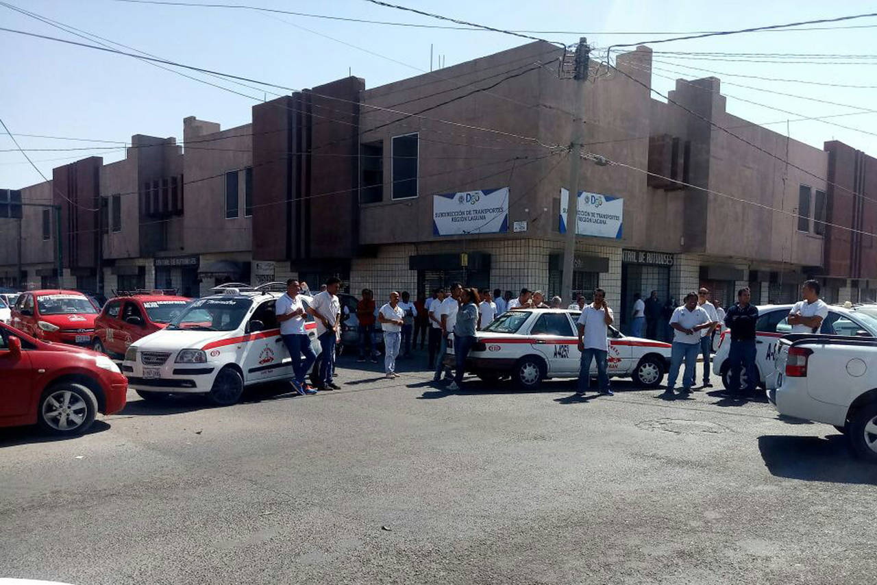 Afectados. Los taxistas de Ursitran se manifestaron; fueron atendidos por Manuel Ramos, quien se reunirá con autoridades. (EL SIGLO DE TORREÓN)