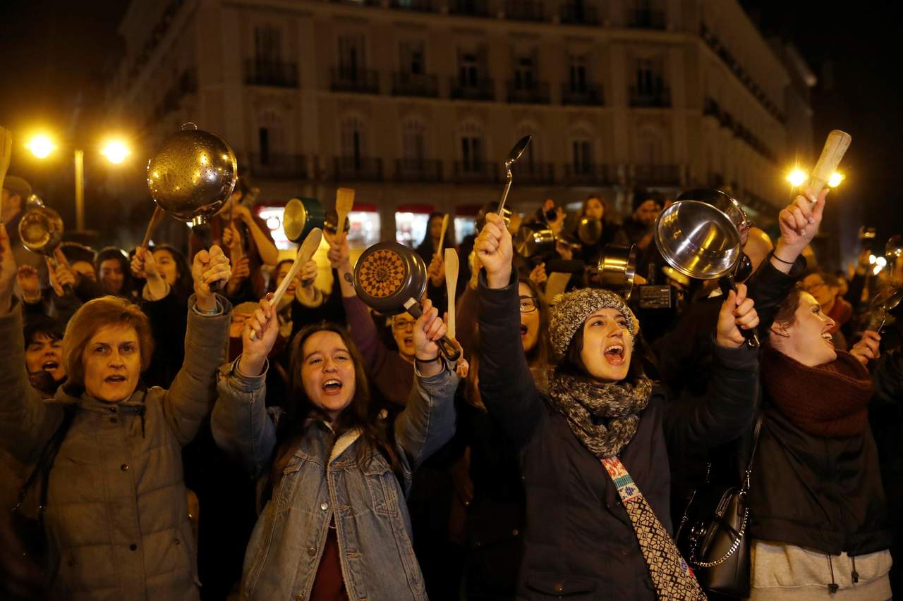 Alzan sus voces. La Comisión 8M dio anoche el ‘banderazo’ de salida a la huelga feminista con una cacerolada en la Puerta del Sol. (EFE)