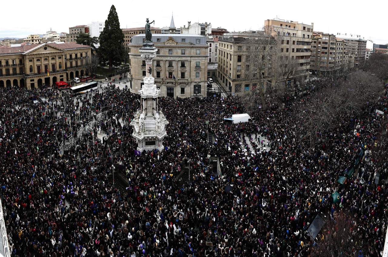 Miles de personas se han concentrado hoy, Día Internacional de la Mujer, frente al Monumento a los Fueros en el Paseo Sarasate de Pamplona. (EFE) 