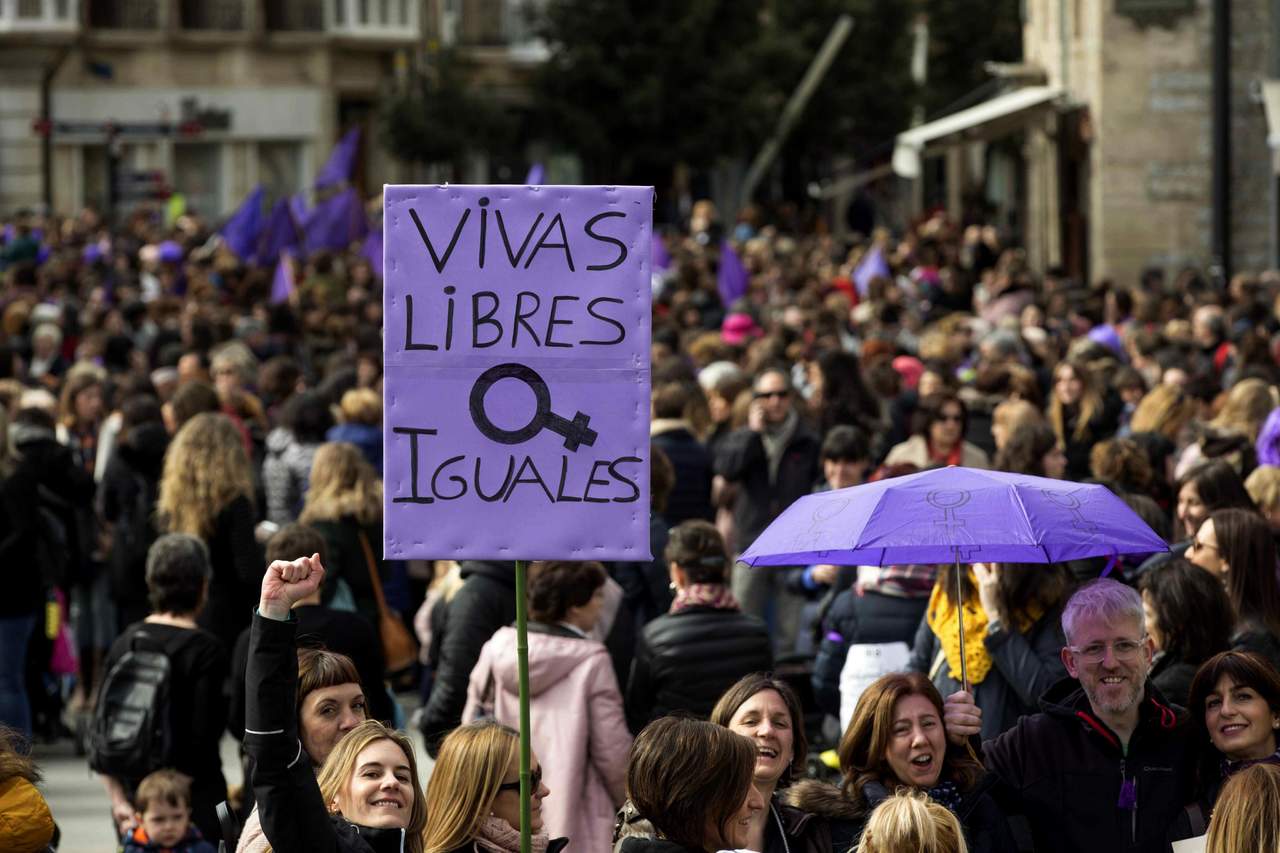Miles de personas se han manifestado hoy en Vitoria con motivo de la huelga feminista convocada por el Día Internacional de la Mujer. (EFE) 