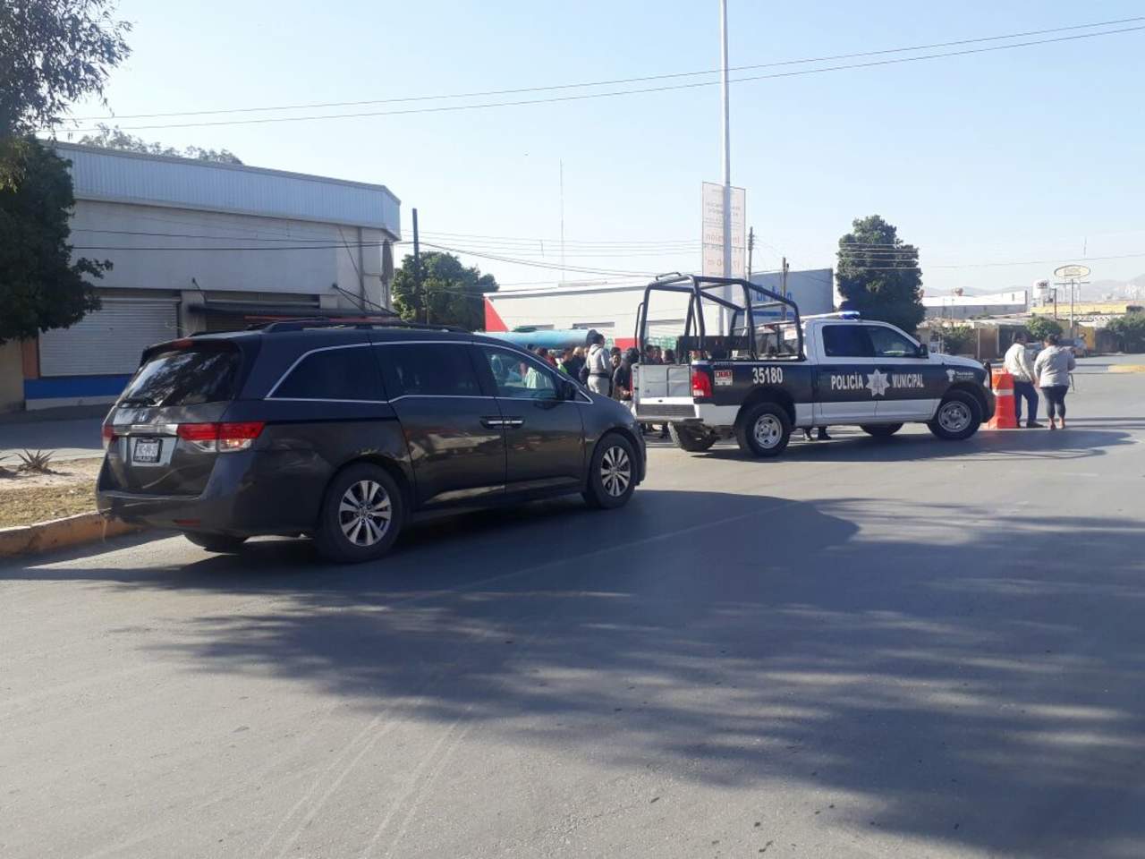 Cerca de 30 personas bloquearon el paso de los vehículos sobre la calzada Ramón Méndez, a la altura de la avenida de la Paz. (EL SIGLO DE TORREÓN)